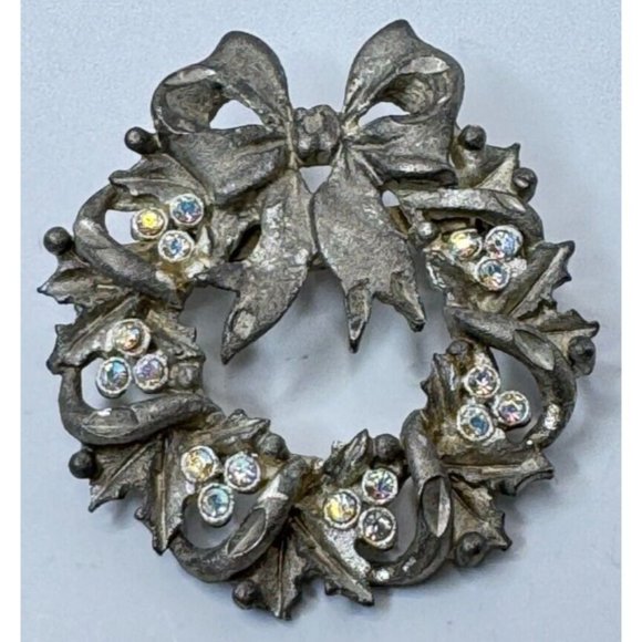 Christmas Wreath Brooch Pin Vintage Silvertone Small Rhinestones Bow Holidays - Picture 3 of 5